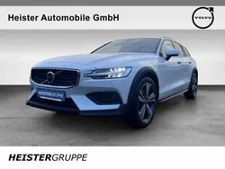 Crystal white pearl / metallic (metallic) Gebraucht 2023 Volvo V60 Plus Kombi | 47.890 €
