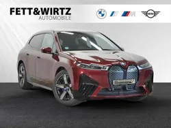 Aventurinrot metallic Gebraucht 2024 BMW iX Sport Line SUV | 54.888 € (Superpreis)