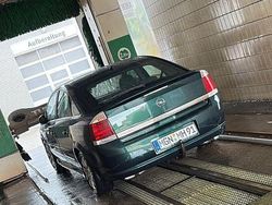 Grün Gebraucht 2007 Opel Vectra Edition Limousine | 2.700 € (Etwas zu teuer)