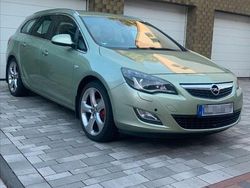 Grün Gebraucht 2012 Opel Astra Kombi | 4.800 € (Teuer)