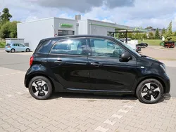 Schwarz Gebraucht 2021 Smart ForFour Electric Drive Passion Kleinwagen | 8.799 € (Guter Preis)