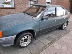 Grau Gebraucht 1985 Opel Kadett Limousine | 2.200 €
