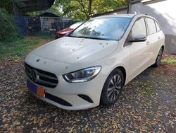 Beige Gebraucht 2021 Mercedes B180 Van / Kleinbus | 14.990 € (Fairer Preis)