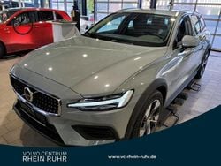 Grau vapour grey / metallic Gebraucht 2023 Volvo V60 CC Plus Kombi | 36.990 € (Guter Preis)
