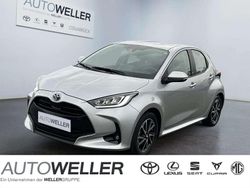 Shimmering silver Gebraucht 2023 Toyota Yaris Hybrid Team Limousine | 22.980 € (Fairer Preis)