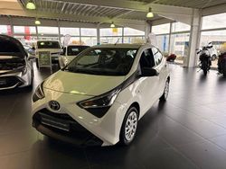 Weiß Gebraucht 2020 Toyota Aygo Kleinwagen | 6.990 € (Fairer Preis)