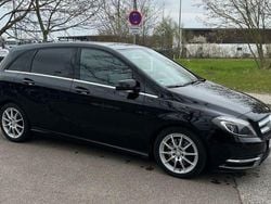 Schwarz Gebraucht 2011 Mercedes B220 Van / Kleinbus | 8.600 €
