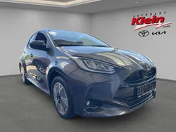 Grau Neu 2025 Toyota Yaris Hybrid Limousine | 27.860 € (Etwas zu teuer)