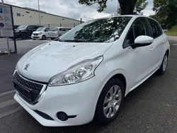 Weiß Gebraucht 2015 Peugeot 208 Active Kleinwagen | 5.950 € (Fairer Preis)