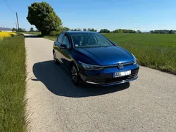 Blau Gebraucht 2024 VW Golf VIII Move Limousine | 21.900 € (Superpreis)