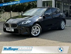 Saphirschwarz metallic Neu 2025 BMW 118 Sport Line Kleinwagen | 31.407 € (Guter Preis)