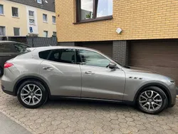 Grau Gebraucht 2016 Maserati Levante SUV | 37.500 € (Teuer)