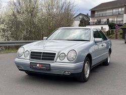 Blau Gebraucht 1999 Mercedes E220 Elegance Limousine | 9.980 €