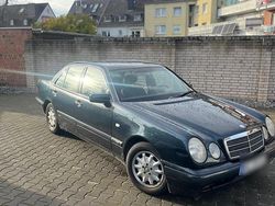 Blau Gebraucht 1999 Mercedes E200 Limousine | 1.850 € (Superpreis)