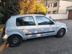 Grau Gebraucht 2004 Renault Clio II Kleinwagen | 1.700 €