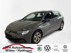 Mondsteingrau Gebraucht 2022 VW Golf VIII Life Limousine | 18.924 € (Fairer Preis)