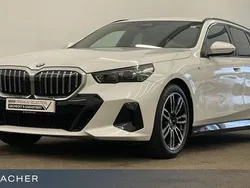 Mineralweiß metallic Gebraucht 2024 BMW 520 Comfort Edition Kombi | 50.199 € (Superpreis)