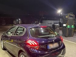 Blau Gebraucht 2018 Peugeot 208 Kleinwagen | 6.999 € (Fairer Preis)