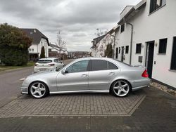 Silber Gebraucht 2007 Mercedes E63 AMG Sport Limousine | 11.500 €