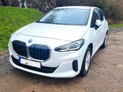Weiß Gebraucht 2023 BMW 218 Active Tourer Luxury Line Van / Kleinbus | 23.999 € (Guter Preis)