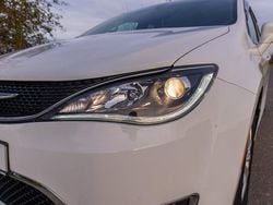 Weiß Gebraucht 2016 Chrysler Pacifica Van / Kleinbus | 17.650 €