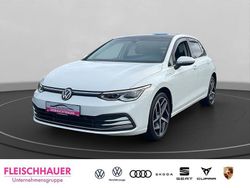 Weiss Gebraucht 2022 VW Golf Style Limousine | 23.890 € (Fairer Preis)