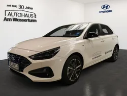 Serenity white / mic Gebraucht 2024 Hyundai i30 Advantage Limousine | 24.790 € (Fairer Preis)