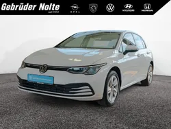 Weiss / Gebraucht 2024 VW Golf VIII Life Kleinwagen | 25.950 € (Guter Preis)