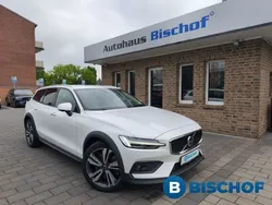 Weiß Gebraucht 2024 Volvo V60 CC Ultimate Kombi | 41.490 € (Superpreis)