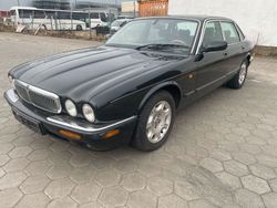 Schwarz Gebraucht 2001 Jaguar XJ8 Limousine | 2.490 €