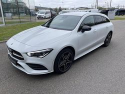 Digitalweiß (metallic) Gebraucht 2021 Mercedes CLA250e Shooting Brake AMG Kombi | 28.117 € (Fairer Preis)