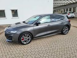 Grau (metallic) Gebraucht 2023 Ford Focus ST Limousine | 25.990 € (Teuer)