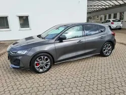 Grau (metallic) Gebraucht 2023 Ford Focus ST Limousine | 27.890 € (Teuer)