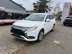 Weiß Gebraucht 2020 Mitsubishi Outlander P-HEV Basis SUV | 20.990 € (Fairer Preis)
