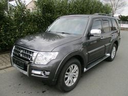 Grau Gebraucht 2015 Mitsubishi Pajero Diamant Edition SUV | 25.750 € (Teuer)