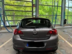 Grau Gebraucht 2011 Opel Astra Limousine | 5.000 € (Fairer Preis)