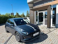 Grau Neu 2025 Hyundai i20 Trend Limousine | 24.990 € (Etwas zu teuer)