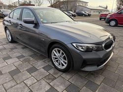 Grau Gebraucht 2022 BMW 320e Limousine | 26.680 € (Superpreis)