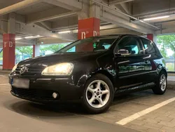 Schwarz Gebraucht 2004 VW Golf V Kleinwagen | 2.600 €