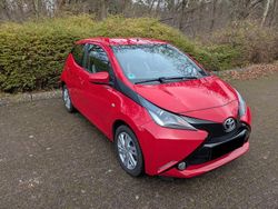 Rot Gebraucht 2015 Toyota Aygo X-play Kleinwagen | 9.000 € (Guter Preis)