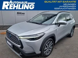 Shimmeringsilvermetallic Gebraucht 2022 Toyota Corolla Cross Team SUV | 30.880 € (Fairer Preis)