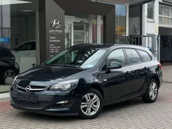 Smaragd gruen (mi) Gebraucht 2015 Opel Astra Style Kombi | 8.990 € (Etwas zu teuer)