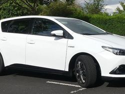 Weiß Gebraucht 2016 Toyota Auris Hybrid Edition-S Limousine | 13.999 € (Fairer Preis)