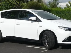 Weiß Gebraucht 2016 Toyota Auris Hybrid Edition-S Limousine | 14.299 € (Fairer Preis)