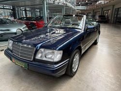 Blau Gebraucht 1996 Mercedes 220 Cabrio | 25.900 €