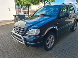 Blau Gebraucht 1999 Mercedes ML320 SUV | 2.200 €