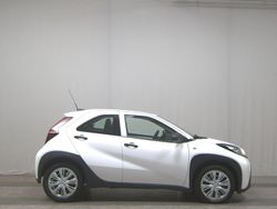 Weiss Gebraucht 2022 Toyota Aygo Kleinwagen | 10.880 € (Guter Preis)