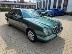 Grün Gebraucht 1996 Mercedes E230 Classic Limousine | 4.300 € (Fairer Preis)