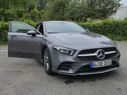 Grau Gebraucht 2020 Mercedes A200 AMG line Limousine | 24.500 € (Fairer Preis)