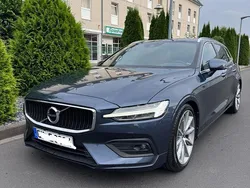 Blau Gebraucht 2018 Volvo V60 Momentum Kombi | 22.499 € (Fairer Preis)